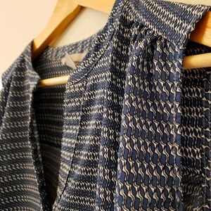 H&M Blue/White Wavy Retro Pattern V-Neck Sleeveless Blouse Size L